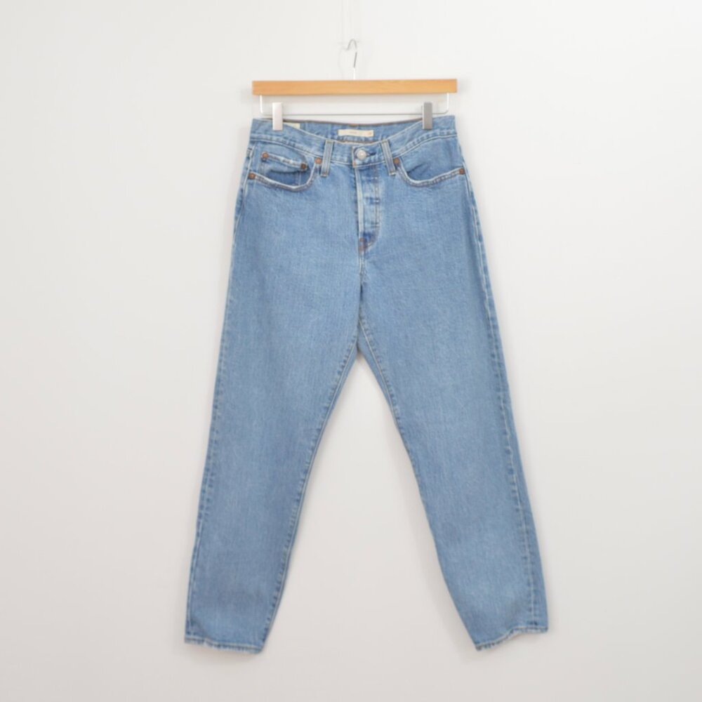 light wash levis button fly wedgie jeans size 28